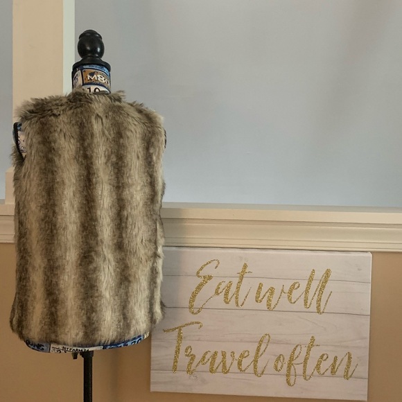Faux Fur Vest - Picture 2 of 3